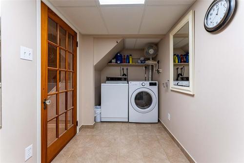 961 Park Avenue W, Burlington, ON - Indoor Photo Showing Laundry Room