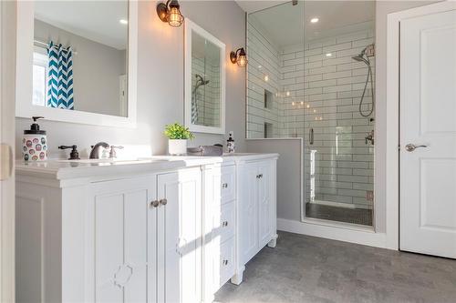 47 Mountain Avenue, Hamilton, ON - Indoor Photo Showing Bathroom