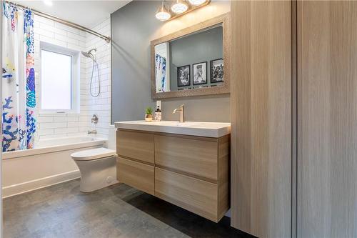 47 Mountain Avenue, Hamilton, ON - Indoor Photo Showing Bathroom