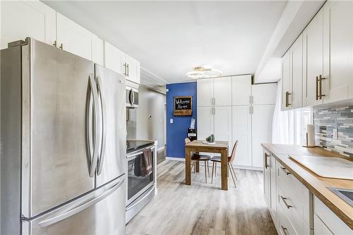 302 Southill Drive, Kitchener, ON - Indoor Photo Showing Kitchen