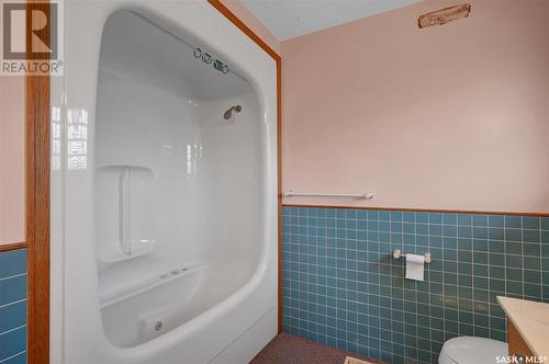 1055 7Th Avenue Sw, Moose Jaw, SK - Indoor Photo Showing Bathroom