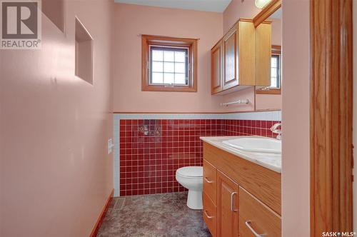 1055 7Th Avenue Sw, Moose Jaw, SK - Indoor Photo Showing Bathroom