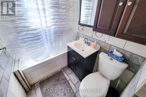 650 Dunn Avenue, Hamilton, ON - Indoor Photo Showing Bathroom