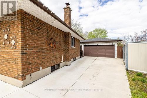 42 Kipling Court, London, ON - Outdoor With Exterior