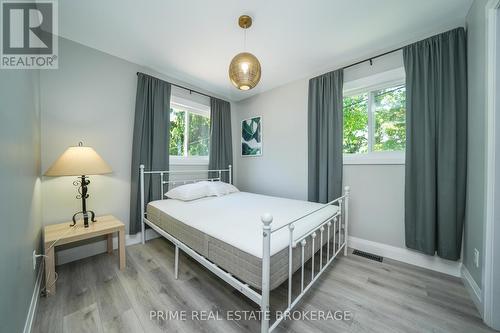 14 Warwick Avenue, Lambton Shores (Grand Bend), ON - Indoor Photo Showing Bedroom