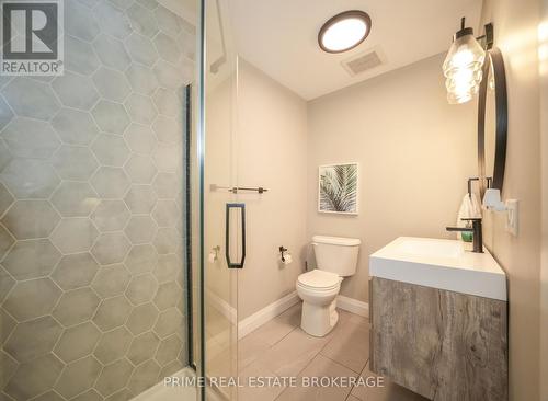 14 Warwick Avenue, Lambton Shores (Grand Bend), ON - Indoor Photo Showing Bathroom