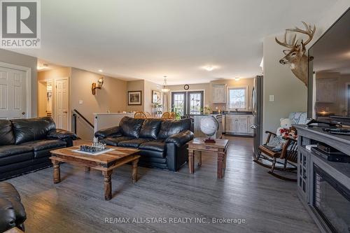 16 Kenver Street, Kawartha Lakes, ON - Indoor Photo Showing Living Room