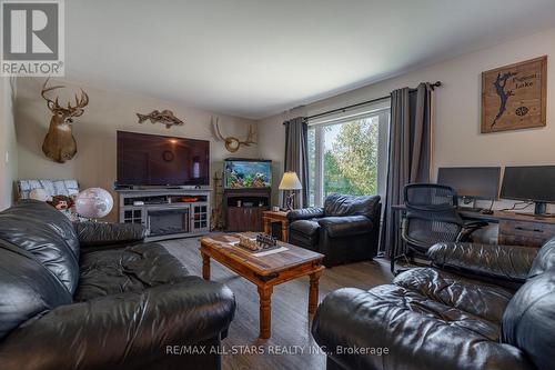 16 Kenver Street, Kawartha Lakes, ON - Indoor Photo Showing Living Room