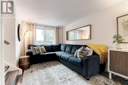 615 Artreva Crescent, Burlington, ON - Indoor Photo Showing Living Room
