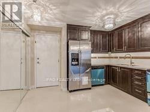 1005 - 3880 Duke Of York Boulevard, Mississauga, ON - Indoor Photo Showing Kitchen