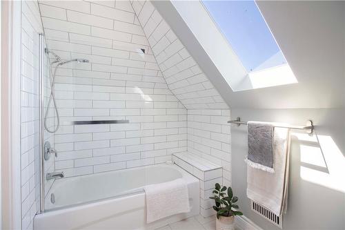451 King William Street, Hamilton, ON - Indoor Photo Showing Bathroom