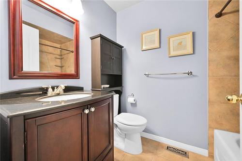 16 Southside Place, Hamilton, ON - Indoor Photo Showing Bathroom