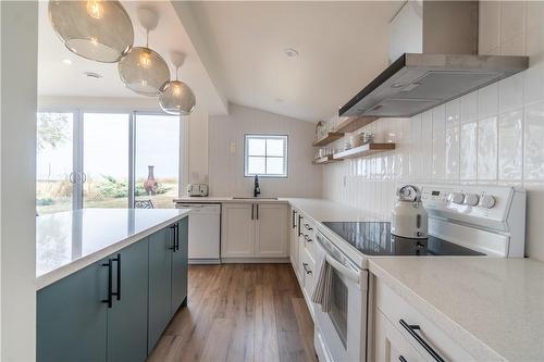 593 Beach Boulevard, Hamilton, ON - Indoor Photo Showing Kitchen With Upgraded Kitchen