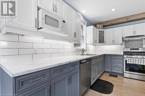 33 Mill Street, Harriston, ON - Indoor Photo Showing Kitchen With Double Sink With Upgraded Kitchen