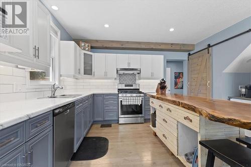 33 Mill Street, Harriston, ON - Indoor Photo Showing Kitchen With Double Sink With Upgraded Kitchen