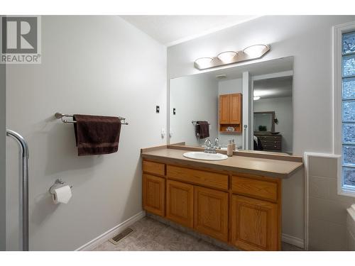 4329 Crystal Drive, Vernon, BC - Indoor Photo Showing Bathroom