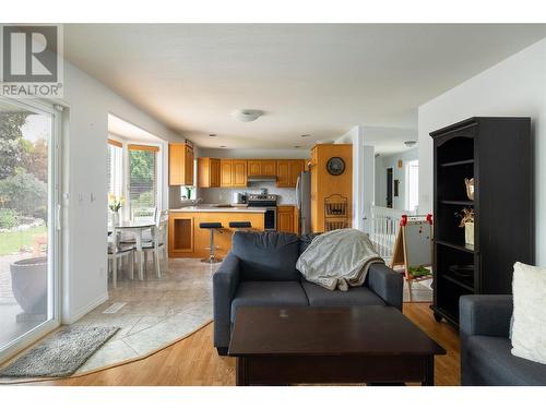 4329 Crystal Drive, Vernon, BC - Indoor Photo Showing Living Room