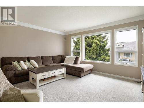 4329 Crystal Drive, Vernon, BC - Indoor Photo Showing Living Room