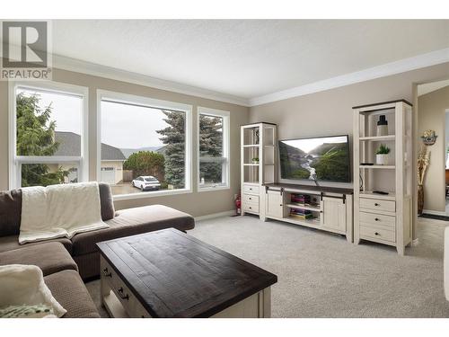 4329 Crystal Drive, Vernon, BC - Indoor Photo Showing Living Room