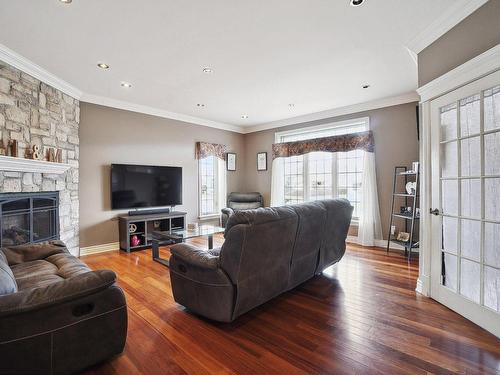 Salon - 3 Cer. Simone Blanchard, Saint-Zotique, QC - Indoor Photo Showing Living Room With Fireplace