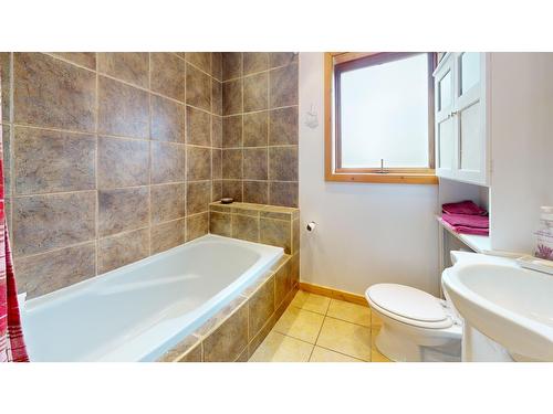 327 28Th Avenue S, Cranbrook, BC - Indoor Photo Showing Bathroom