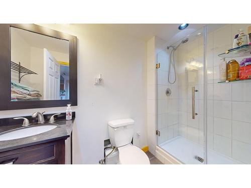 327 28Th Avenue S, Cranbrook, BC - Indoor Photo Showing Bathroom