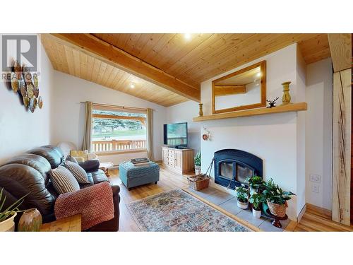 327 28Th  S Avenue, Cranbrook, BC - Indoor Photo Showing Living Room With Fireplace