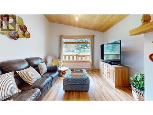 327 28Th  S Avenue, Cranbrook, BC - Indoor Photo Showing Living Room