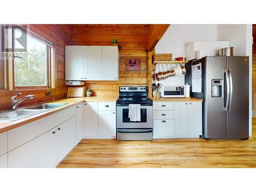 327 28Th  S Avenue, Cranbrook, BC - Indoor Photo Showing Kitchen With Double Sink