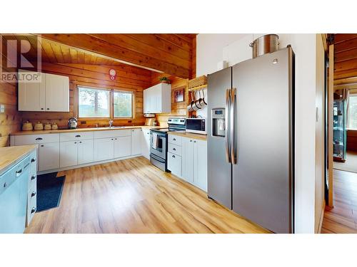 327 28Th  S Avenue, Cranbrook, BC - Indoor Photo Showing Kitchen With Double Sink