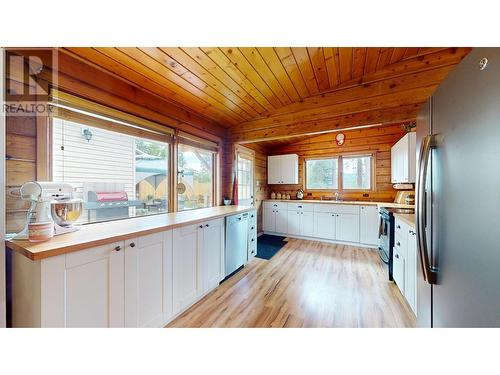 327 28Th  S Avenue, Cranbrook, BC - Indoor Photo Showing Kitchen