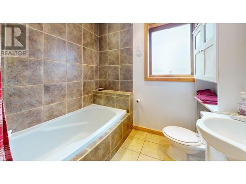 327 28Th  S Avenue, Cranbrook, BC - Indoor Photo Showing Bathroom