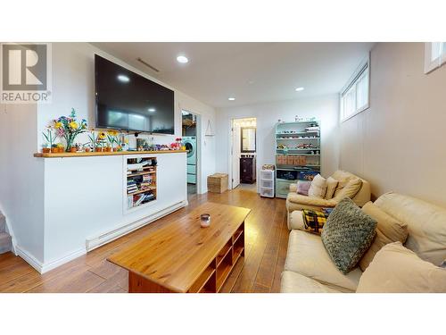 327 28Th  S Avenue, Cranbrook, BC - Indoor Photo Showing Living Room