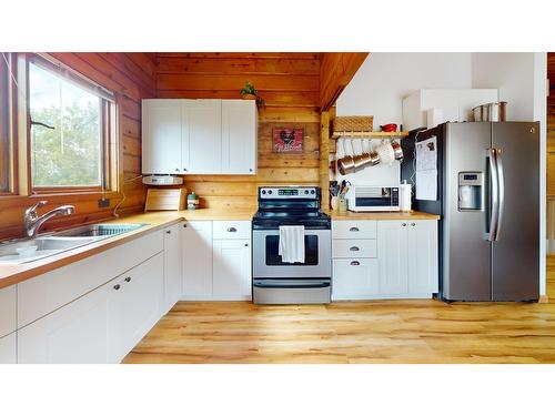 327 28Th Avenue S, Cranbrook, BC - Indoor Photo Showing Kitchen With Double Sink