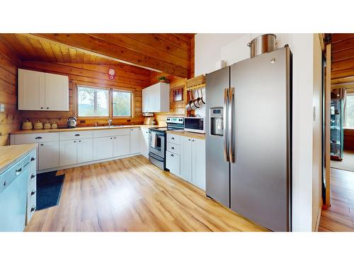 327 28Th Avenue S, Cranbrook, BC - Indoor Photo Showing Kitchen With Double Sink