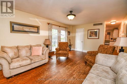 11 Hill Top Drive, Penetanguishene, ON - Indoor Photo Showing Living Room