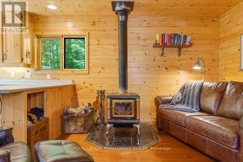 1091 Lindey Lane, North Frontenac, ON - Indoor Photo Showing Living Room