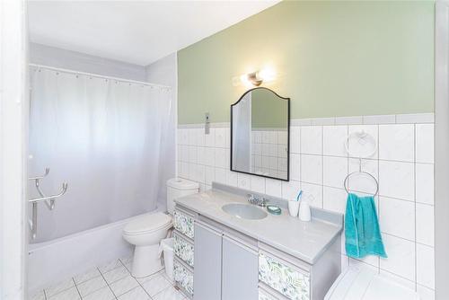 415 Sanatorium Road, Hamilton, ON - Indoor Photo Showing Bathroom