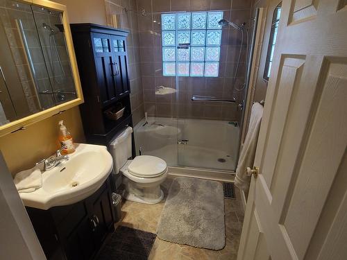 350 Campbell Ave, Kamloops, BC - Indoor Photo Showing Bathroom