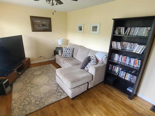 350 Campbell Ave, Kamloops, BC - Indoor Photo Showing Living Room