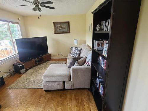 350 Campbell Ave, Kamloops, BC - Indoor Photo Showing Living Room