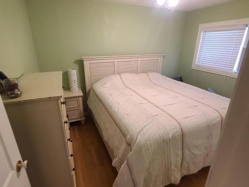 350 Campbell Ave, Kamloops, BC - Indoor Photo Showing Bedroom