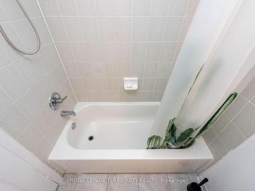 2370 Sutton Dr, Burlington, ON - Indoor Photo Showing Bathroom