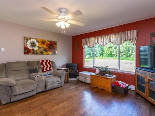 1217 Green Road, Sicamous, BC - Indoor Photo Showing Living Room