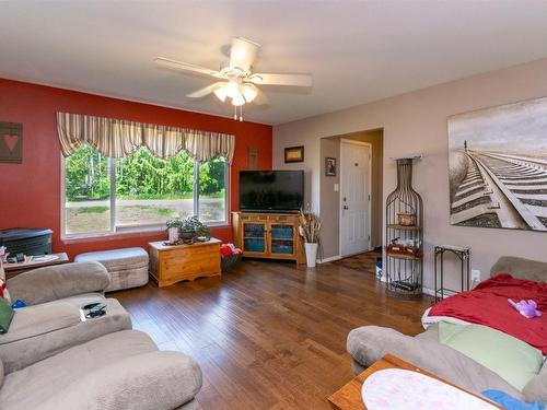 1217 Green Road, Sicamous, BC - Indoor Photo Showing Living Room