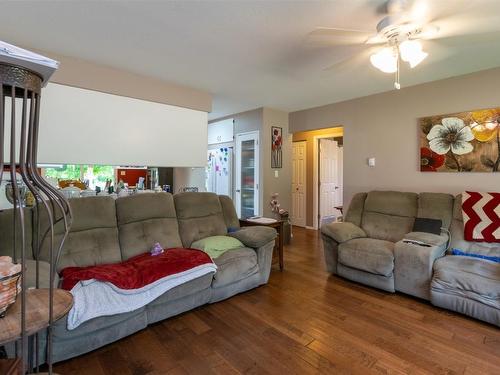 1217 Green Road, Sicamous, BC - Indoor Photo Showing Living Room