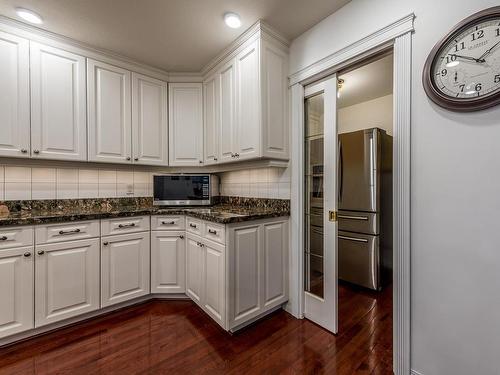 2736 Thompson Drive, Kamloops, BC - Indoor Photo Showing Kitchen