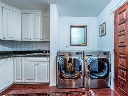 2736 Thompson Drive, Kamloops, BC - Indoor Photo Showing Laundry Room