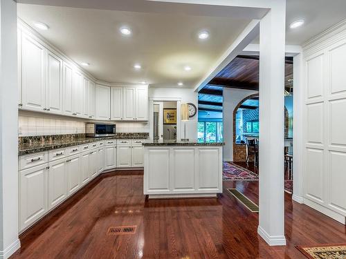 2736 Thompson Drive, Kamloops, BC - Indoor Photo Showing Kitchen