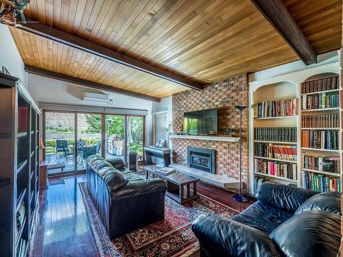 2736 Thompson Drive, Kamloops, BC - Indoor Photo Showing Living Room With Fireplace